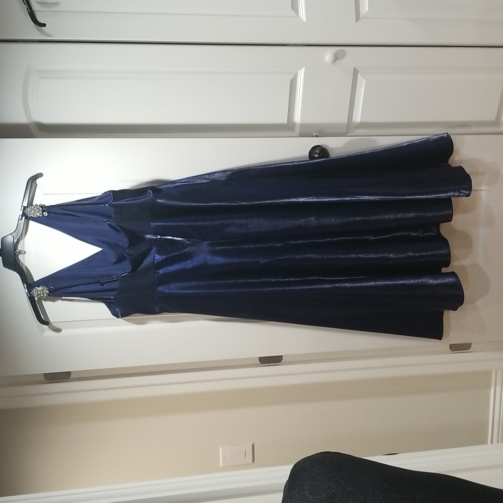 Davids Bridal V-Neck Satin Ball Gown with Crystal Strap Details Size 22 - Picture 5 of 10